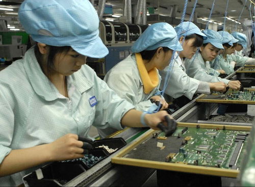 彎腰撿證,是對生活負責任的態度,但工時廉價并不代表尊嚴廉價