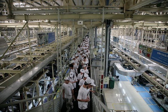 豐田助學(xué)基金受助大學(xué)生參觀豐田整車(chē)生產(chǎn)工廠_新浪汽車(chē)_新浪